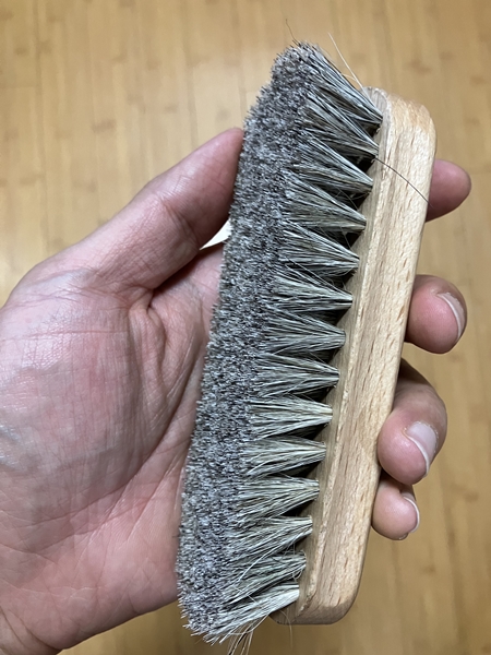 말표 구두솔 브러시 부분 &ndash; 촘촘하게 심어진 말털 브러시로 구두 표면 먼지를 제거하는 도구