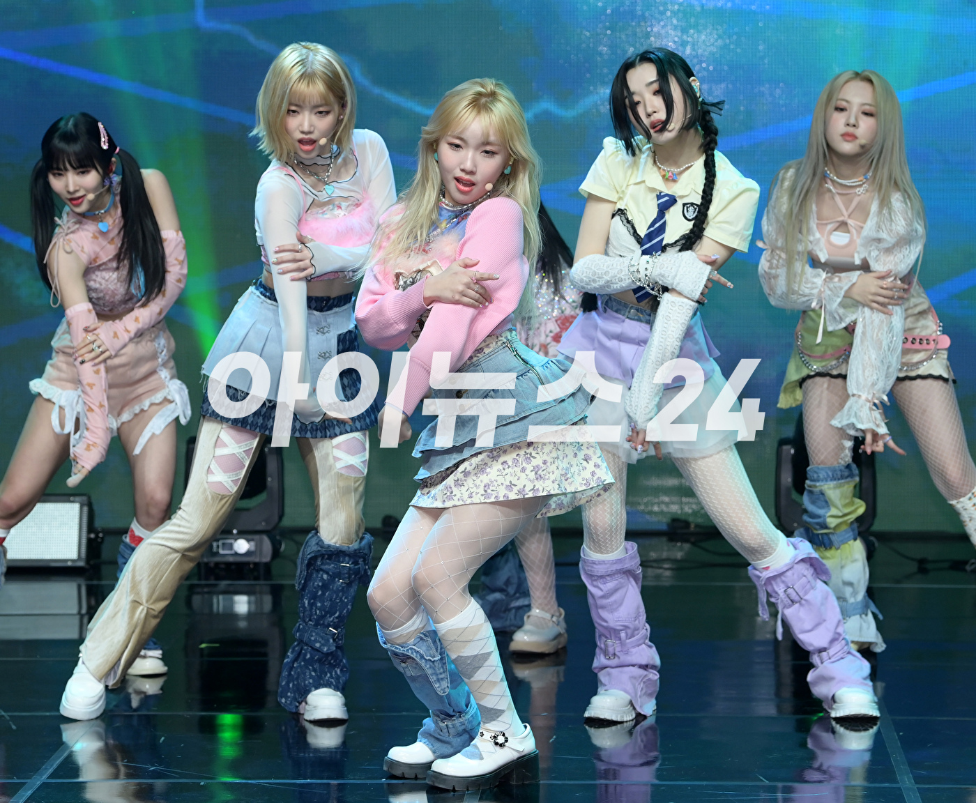 그룹 트라이비가 14일 오후 서울 강남구 청담동 일지아트홀에서 열린 트라이비(TRI.BE) 두 번째 미니앨범 'W.A.Y(웨이)' 발매 쇼케이스에서 타이틀곡 '위 아 영' 무대를 선보이고 있다.