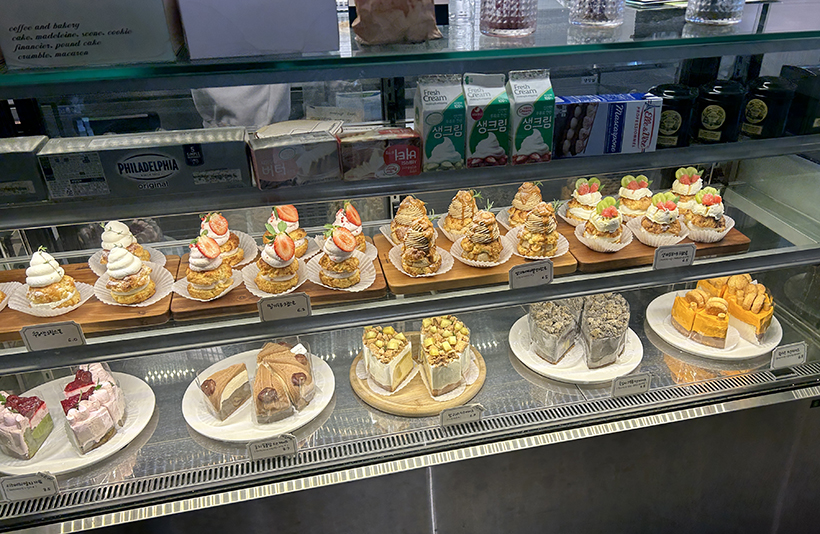 썸띵어바웃커피-케이크-진열