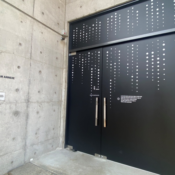 검정색 문에 잔별 전시관이라고 쓰여 있습니다.