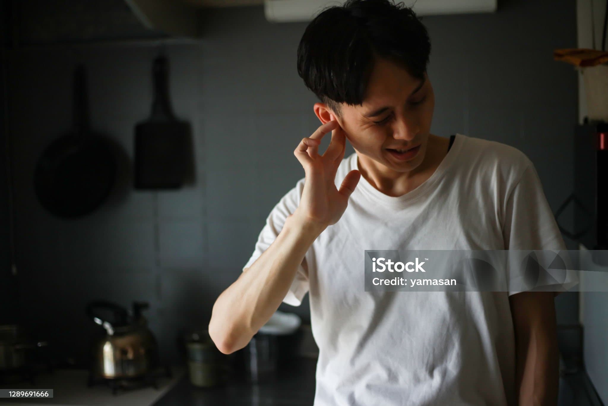 “귀에서 물이 나오는 이유, 중이염 신호일까?”