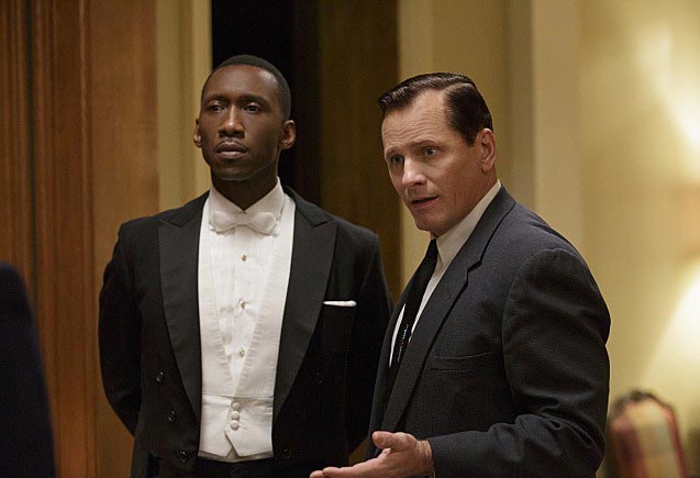 주인공 돈 셜리(마허 샬라 알리)와 토니 발레롱가(비고 모텐슨)가 서있다.