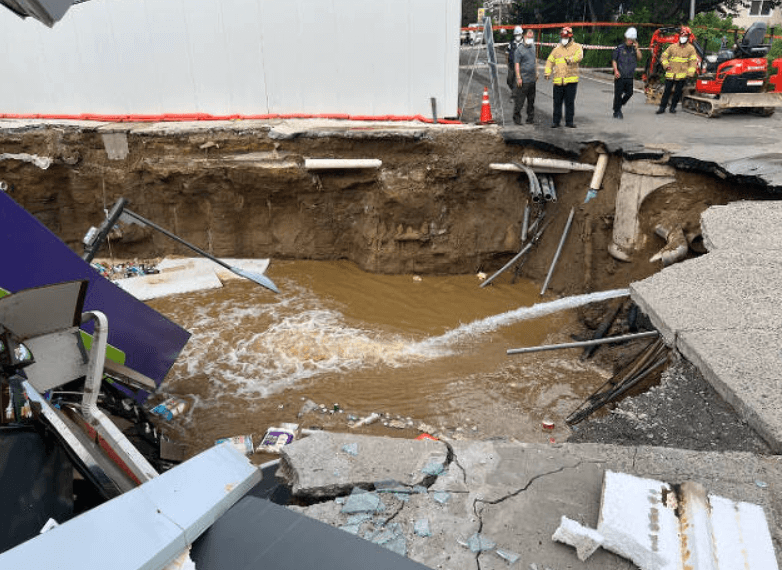 8월 3일 양양에서 발생한 싱크홀 사진 출처 양양군