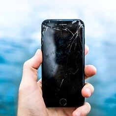 프른-바탕에-검정-핸드폰이-우측-상단부터-서서히-깨져가는-모습