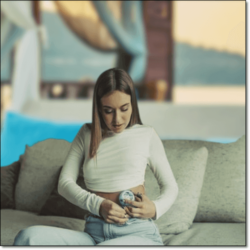 인슐린펌프 부착하는 당뇨병 여성