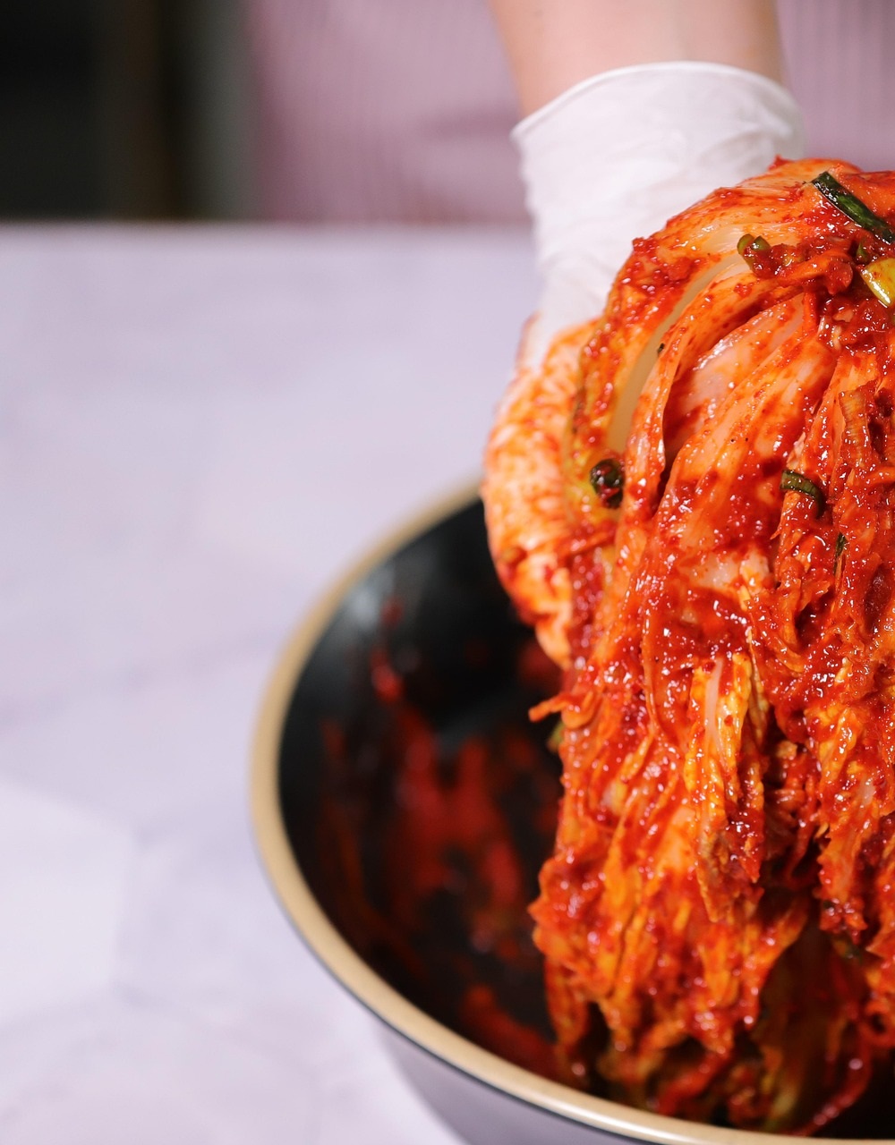 배추김치 양념을 버무리는 김장 과정