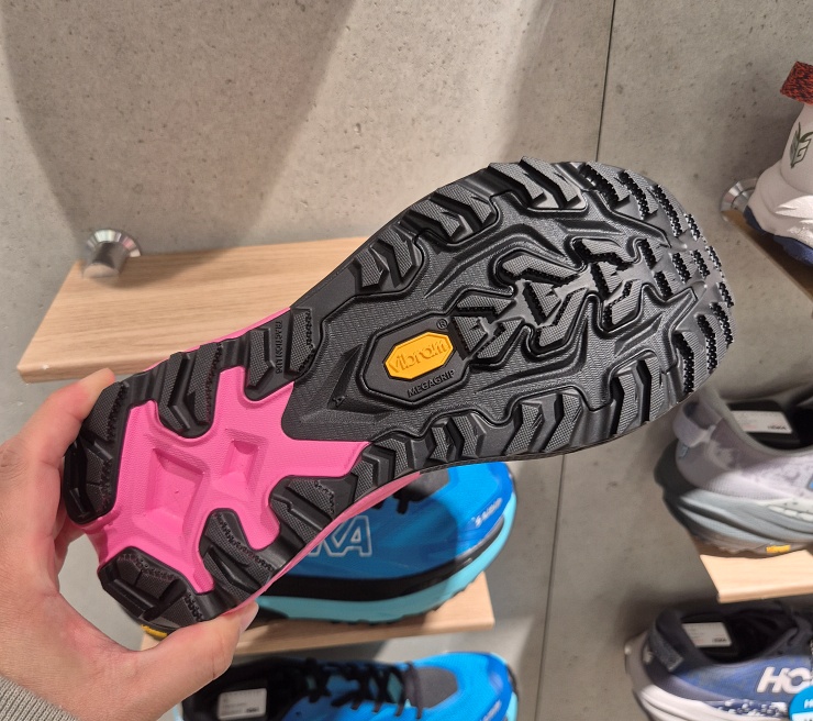 비브람 메가그립 아웃솔, 호카 마파테 5 5mm 러그 접지력