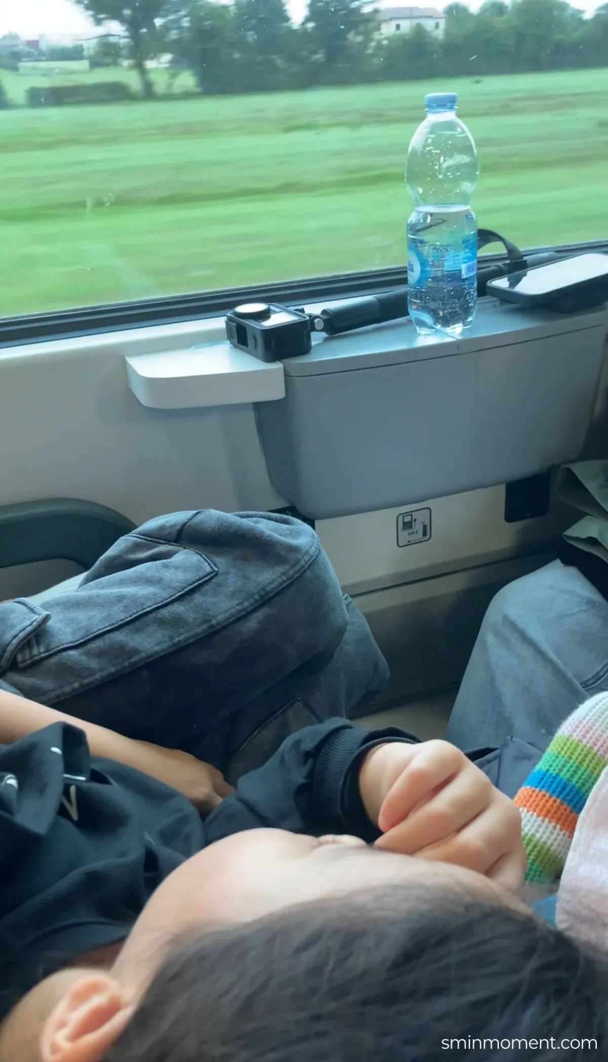 피렌체-피사-가는길-기차안-딸아이-잠들음