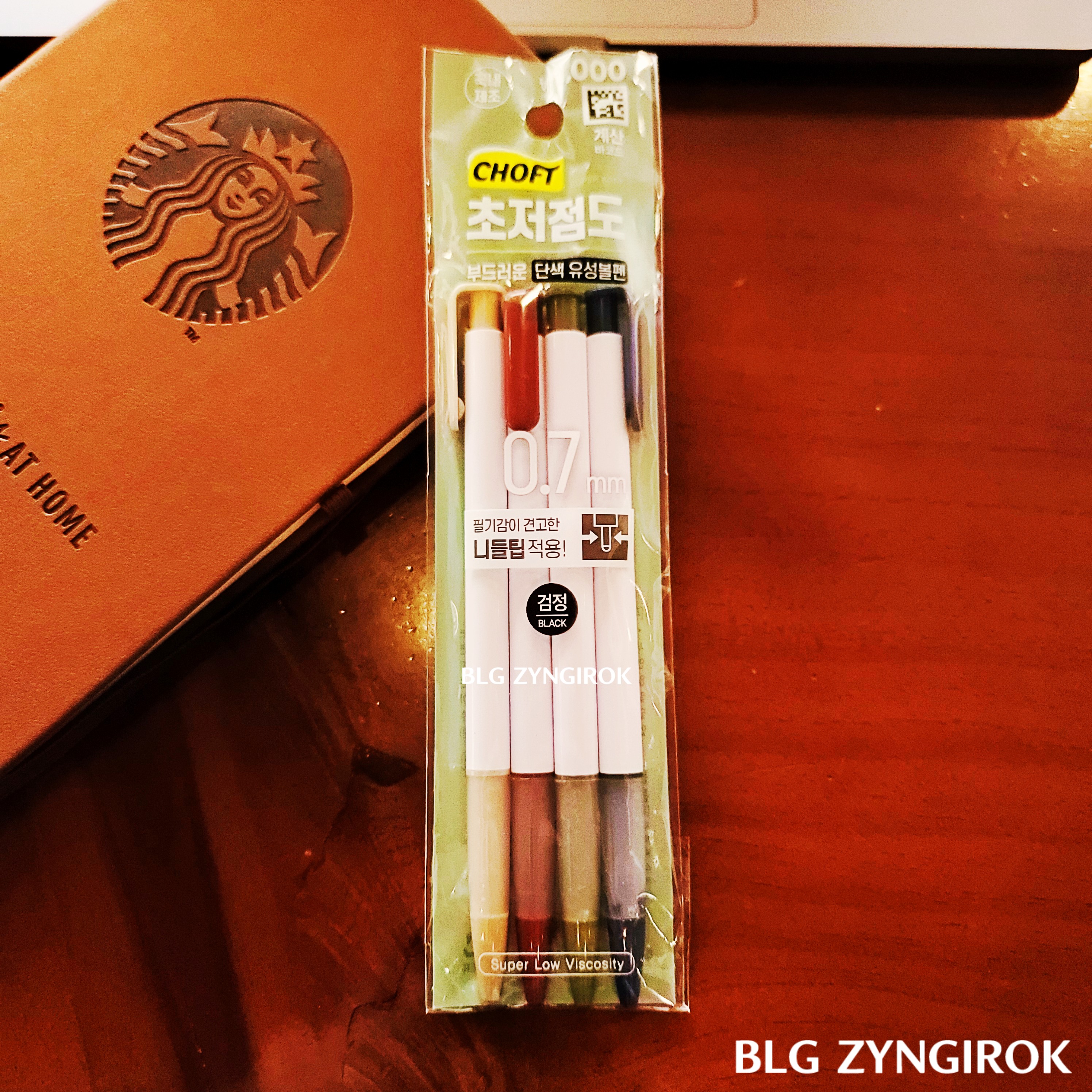 다이소에서 구매한 초점도 니들펜이 놓여있다.