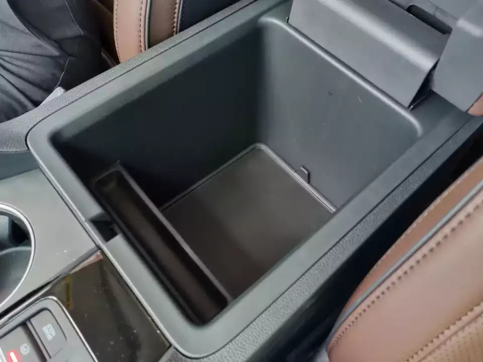 혼다 파일럿의 대용량 콘솔 박스입니다.