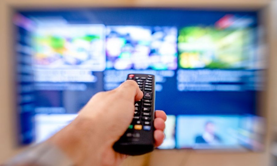 리모컨이 흐릿하게 잡힌 TV 화면