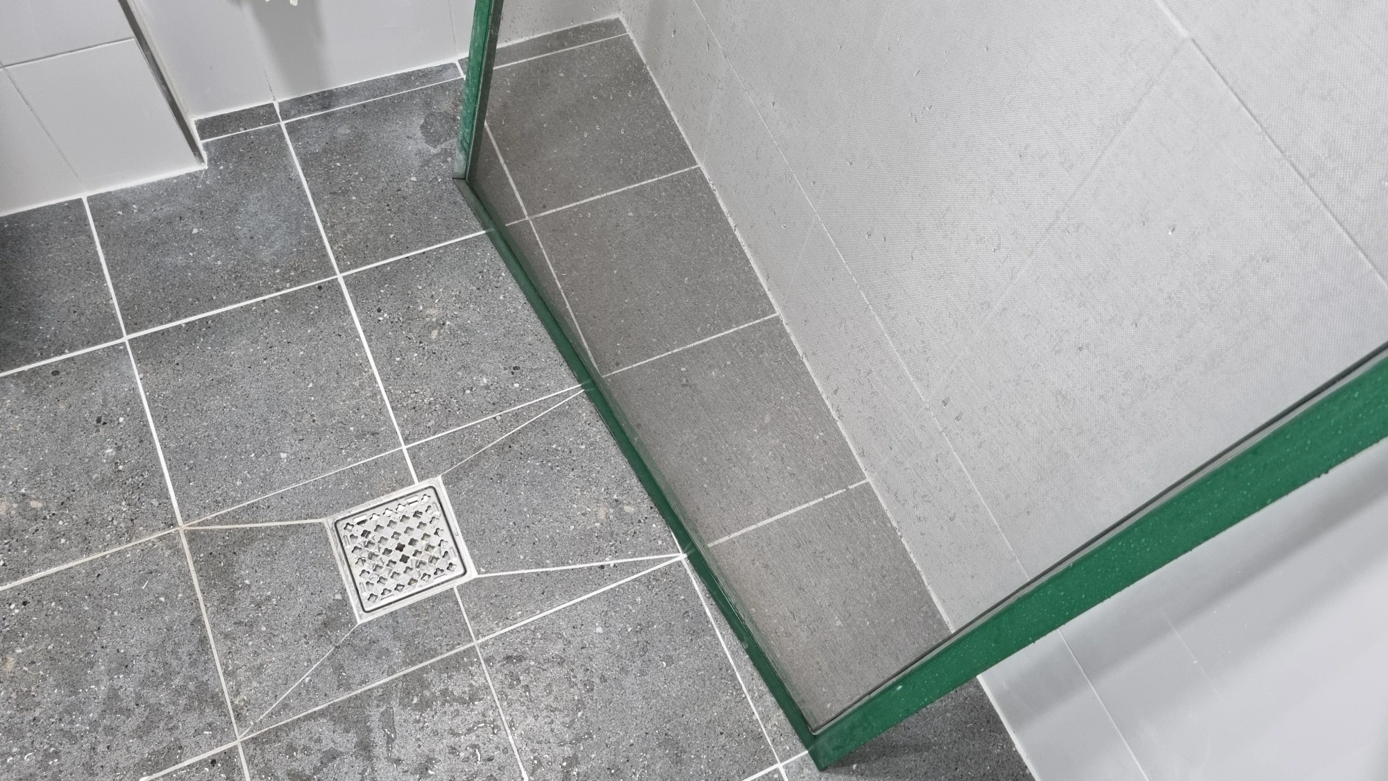 방충망 씻는 모습