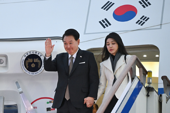 5박7일간의 영국&middot;프랑스 순방을 마치고 귀국한 윤석열 대통령과 부인 김건희 여사가 26일 경기도 성남 서울공항에 도착해 공군 1호기에서 내리며 인사하고 있다. 2023.11.26. [사진=대통령실]