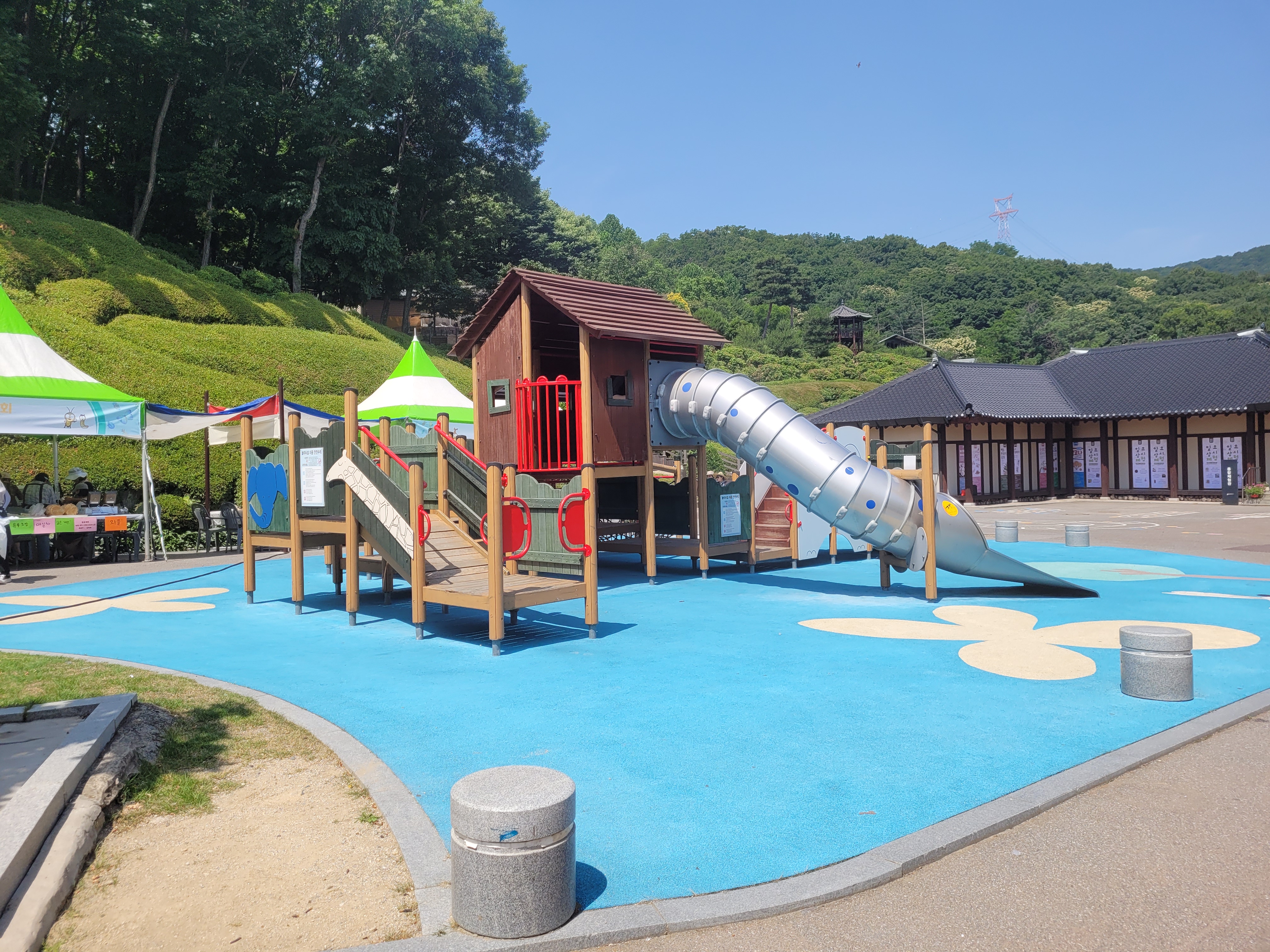 놀이터와 체험관