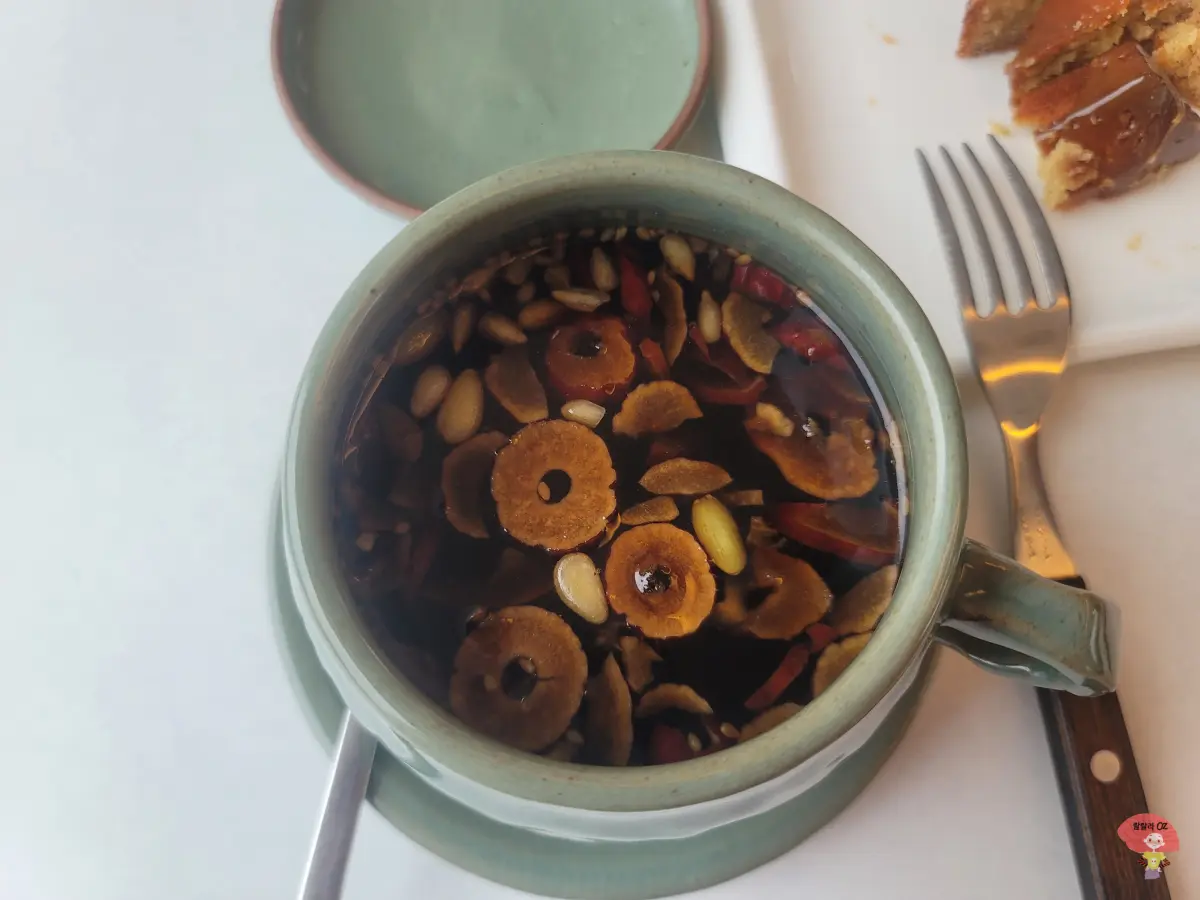 강원도-홍천-카페-테샤로바-대추와-견과류가-둥둥-떠있는-쌍화차-사진