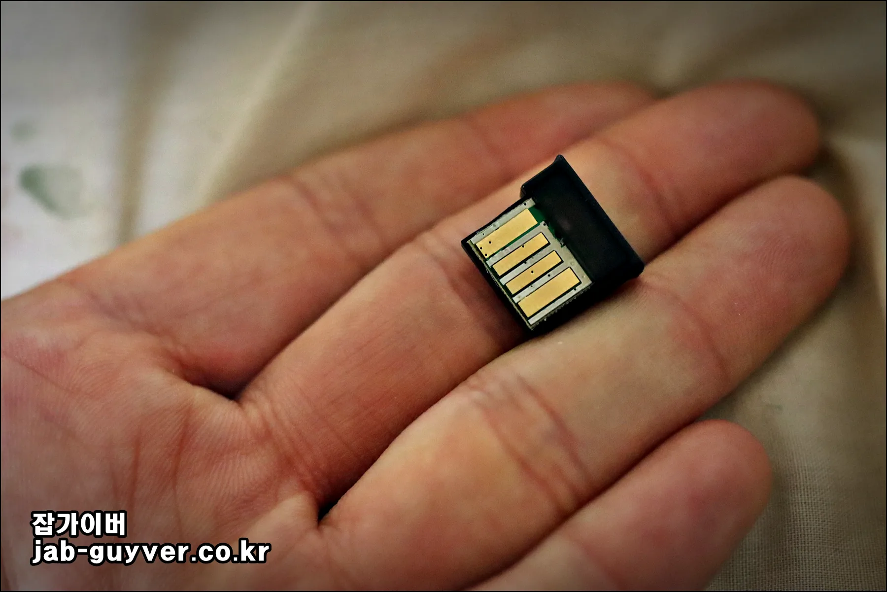 데스크탑 USB 포트에 블루투스 동글이를 연결하는 모습