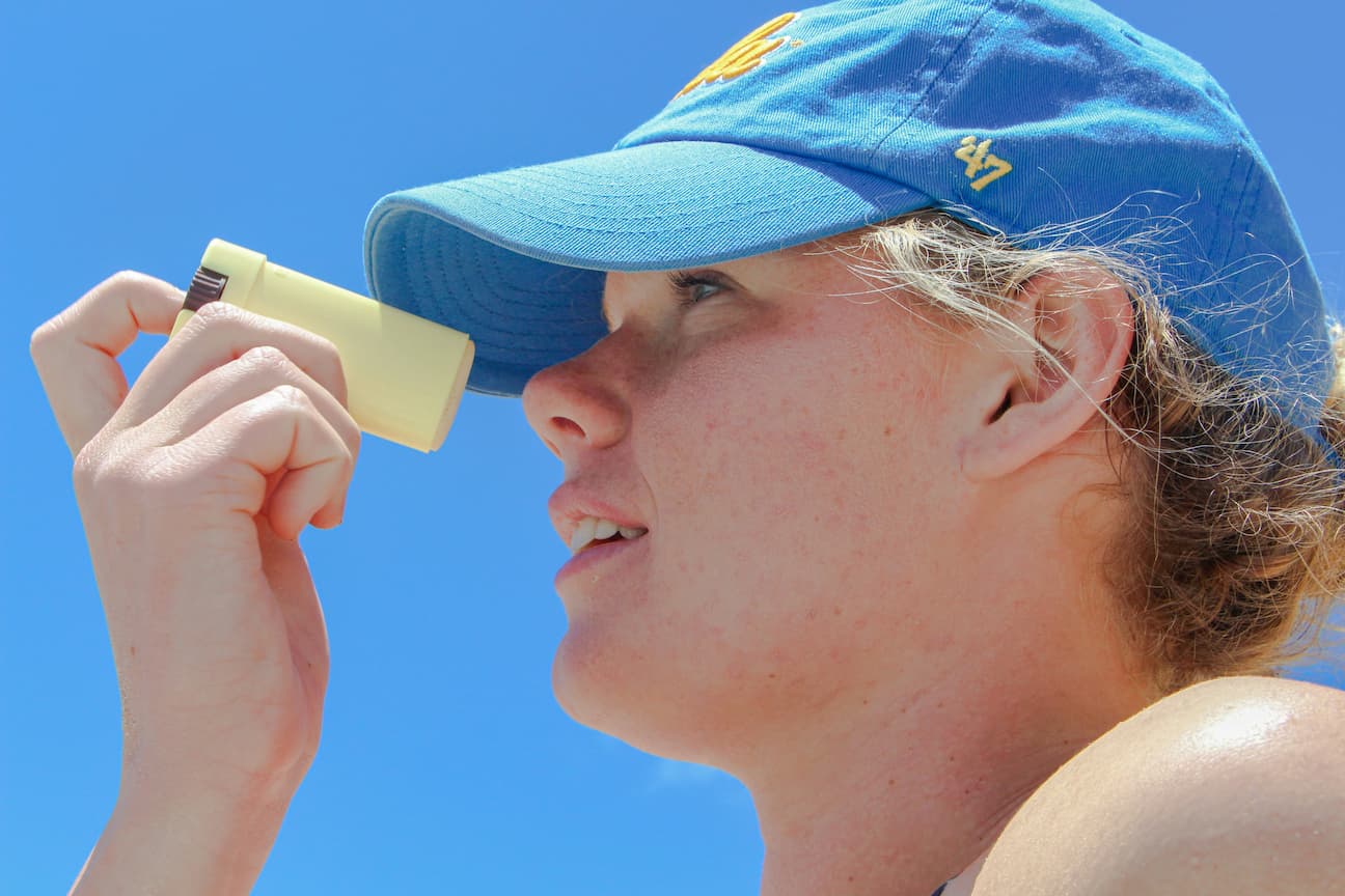 자외선 차단을 위한 양산 사용하는 여성