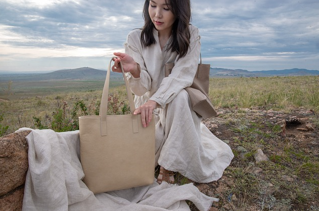 중년 여성 린넨 원피스 가방 코디 사진