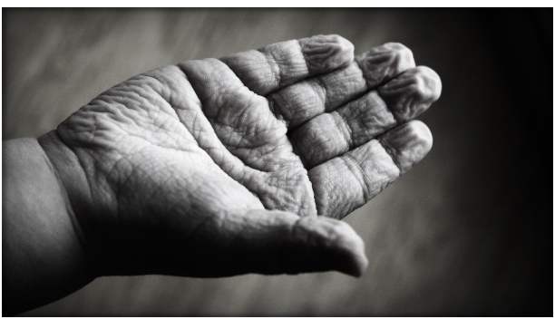 사람의 얼굴에 새겨진 시간의 흔적