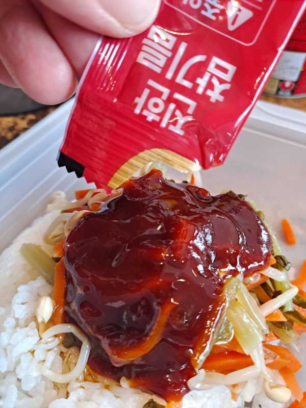 비빔소스와 참기름 넣다