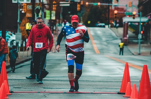 성조기 모양의 옷을 입고 마라톤에 참가 중인 남성
