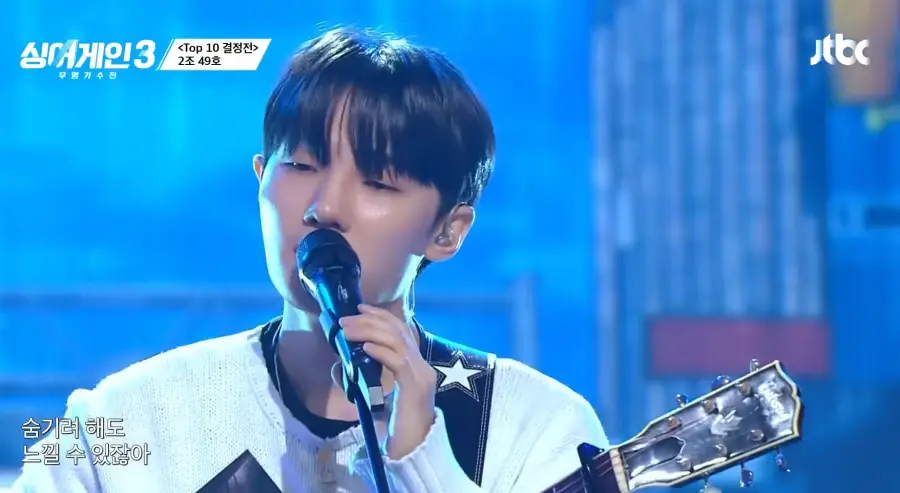 싱어게인3 - 흰색 티에 왼손으로 스탠딩 마이크를 잡고 노래하는 49호