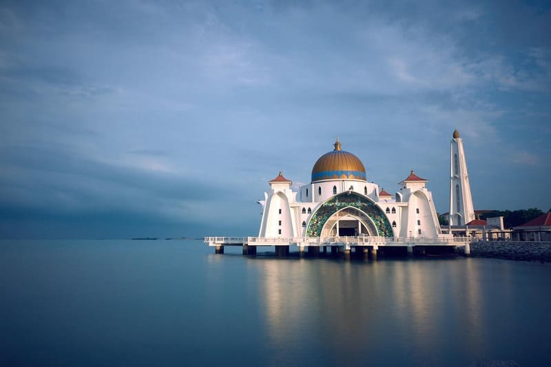 말라카 해협 모스크(Melaka Straits Mosque) 전경