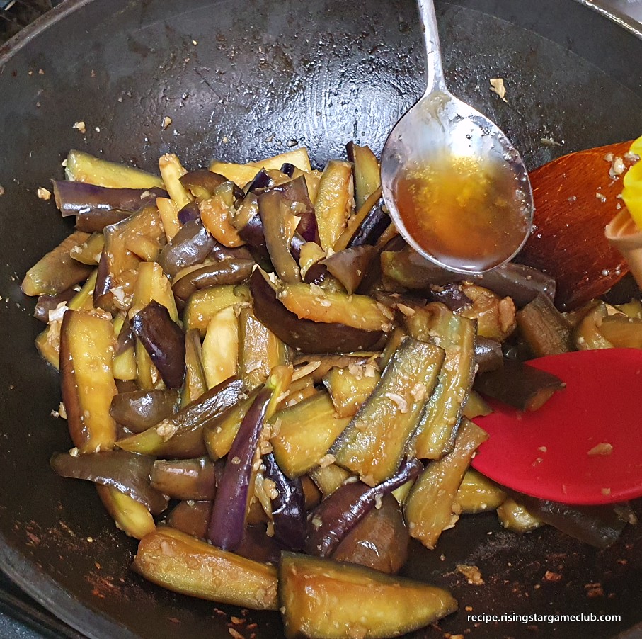 잘 볶아진 가지 볶음에 참기름을 넣는 사진