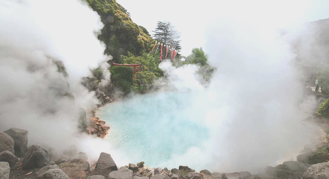 겨울 설경 속 온천 노천탕에서 피어오르는 수증기. [ⓒPexels &lsquo;Han Sen&lsquo;]