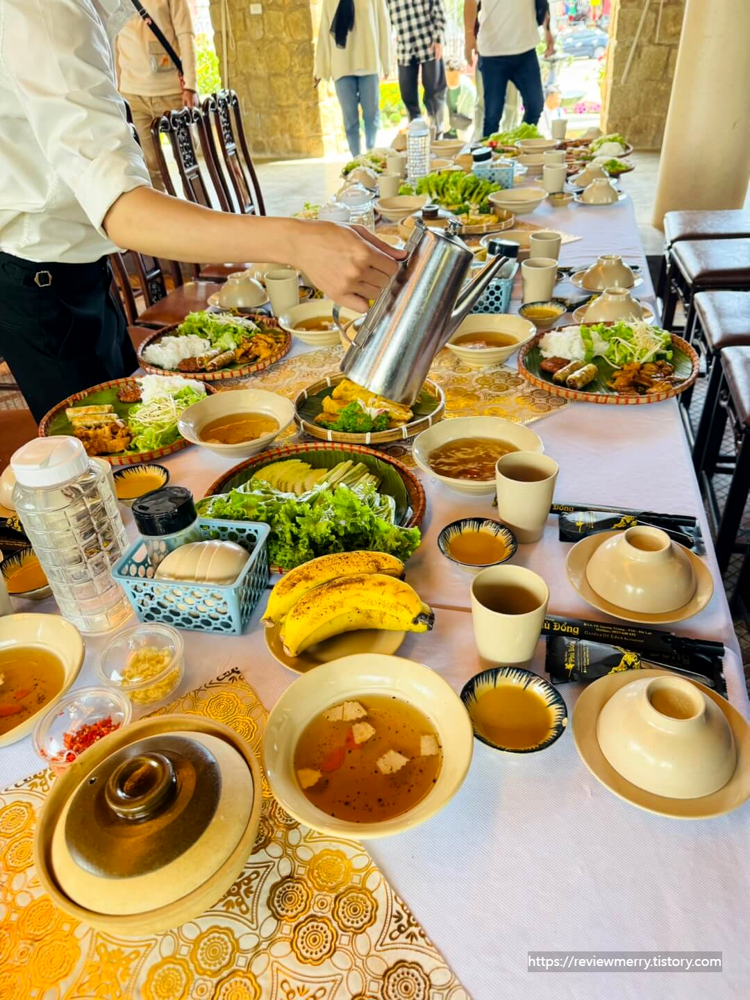 차려진 음식 사진