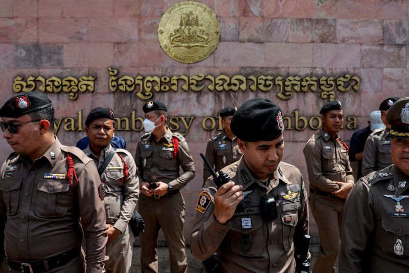 태국 경찰들이 대사관 앞에 서 있는 사진