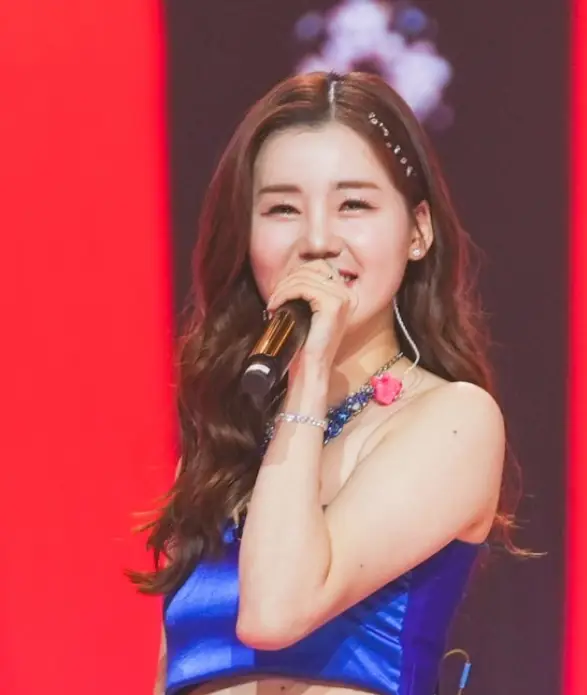 미스트롯3-파란옷을 입고 머리를 늘어뜨린채 왼손으로 노래하는 나영