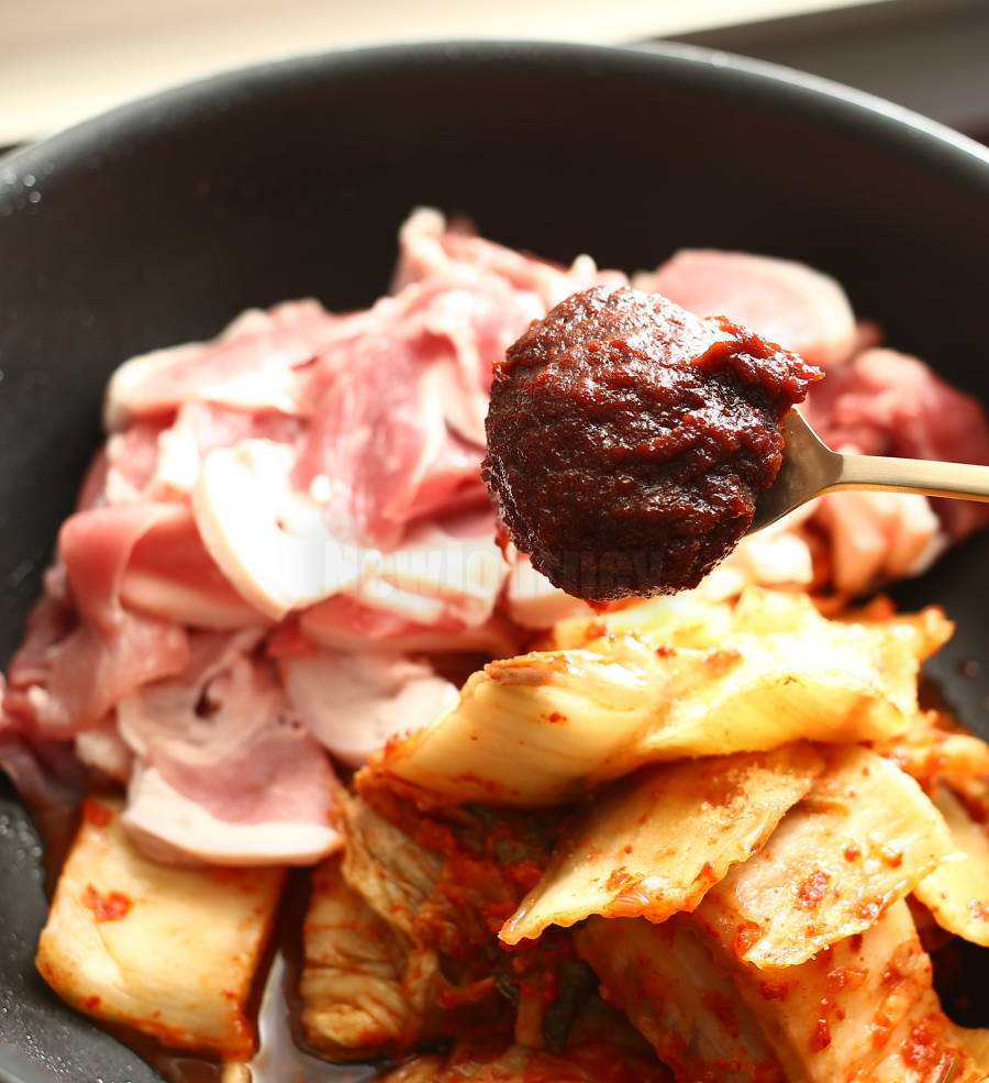김치찌개 양념용 고추장 투입 모습, Adding Korean red pepper paste (Gochujang) to the wok