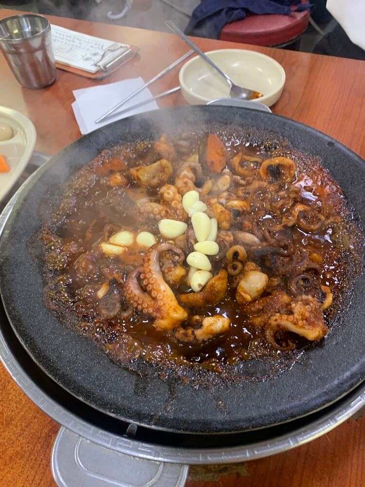 마늘 넣어서 익히는 모습