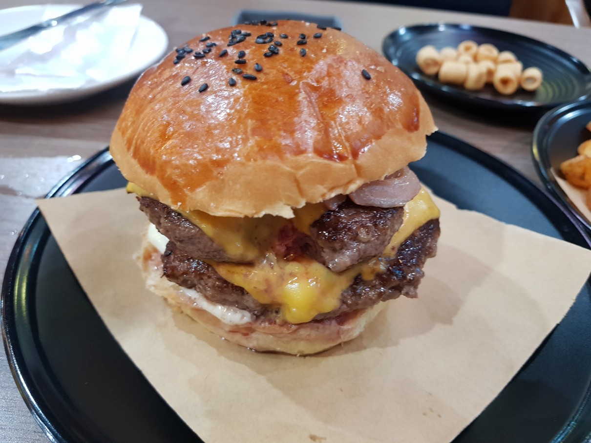 호치민 7군 푸미흥 수제 버거 맛집 STAGE BURGER & CAFE - 고기중독자버거