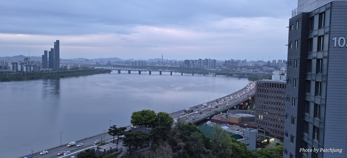 2026년 4월 17일 한강 새벽 전경과 롯데월드타워 실루엣