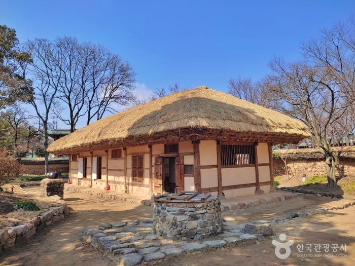 지푸라기로 지붕을 만든 고택 하나가 있다.