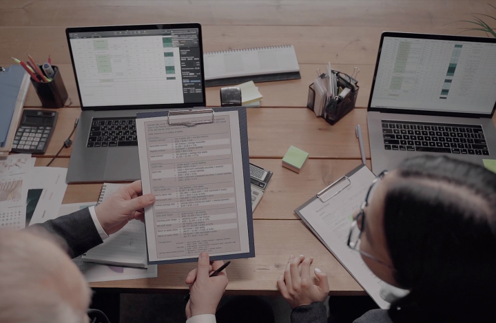 썸네일- 두사람이 마주하고 서류작업하는 사진