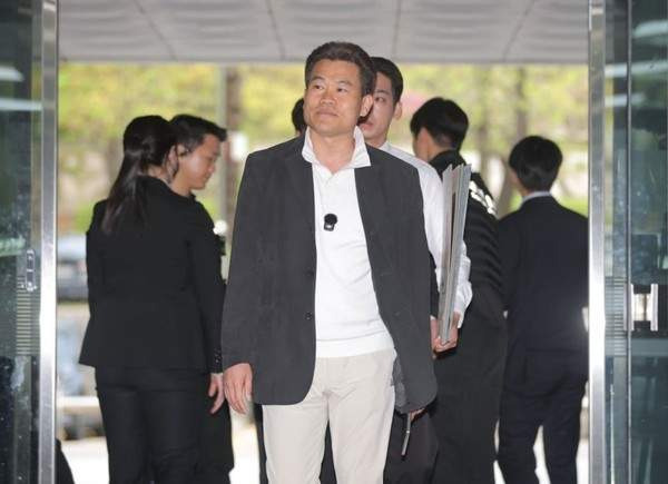 전한길 노량진 1타 강사에서 '극우 유튜버'로, 파격적인 변신과 논란