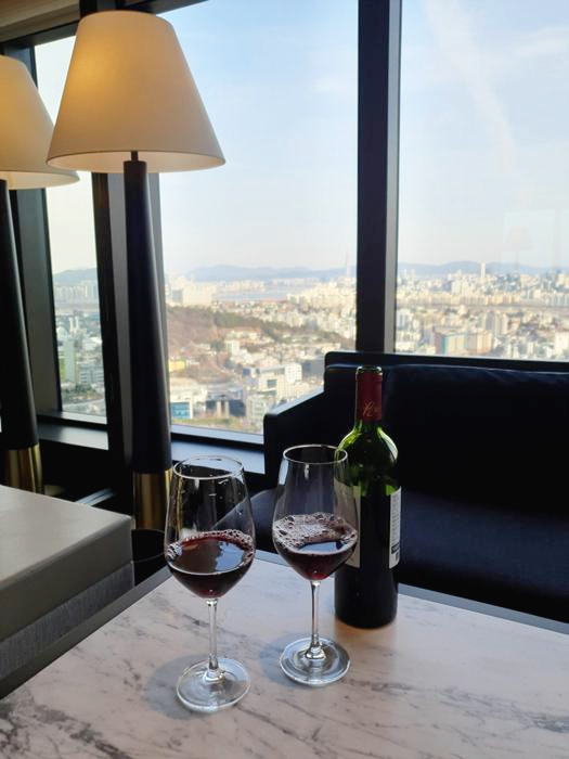 뷰를-보며-마시는-와인