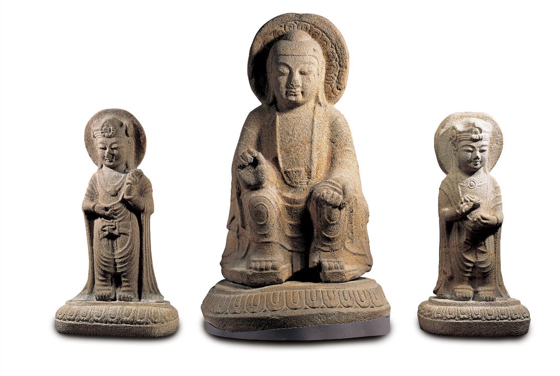 국립경주박물관에 전시된 경주 남산 장창곡 석조미륵여래삼존상
