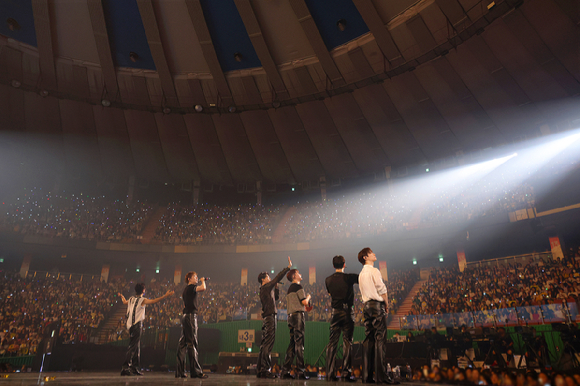 그룹 2PM이 10일 서울 송파구 잠실실내체육관에서 15주년 콘서트 &#39;It&#39;s 2PM&#39;를 열고 무대를 펼치고 있다. [사진=JYP엔터테인먼트]