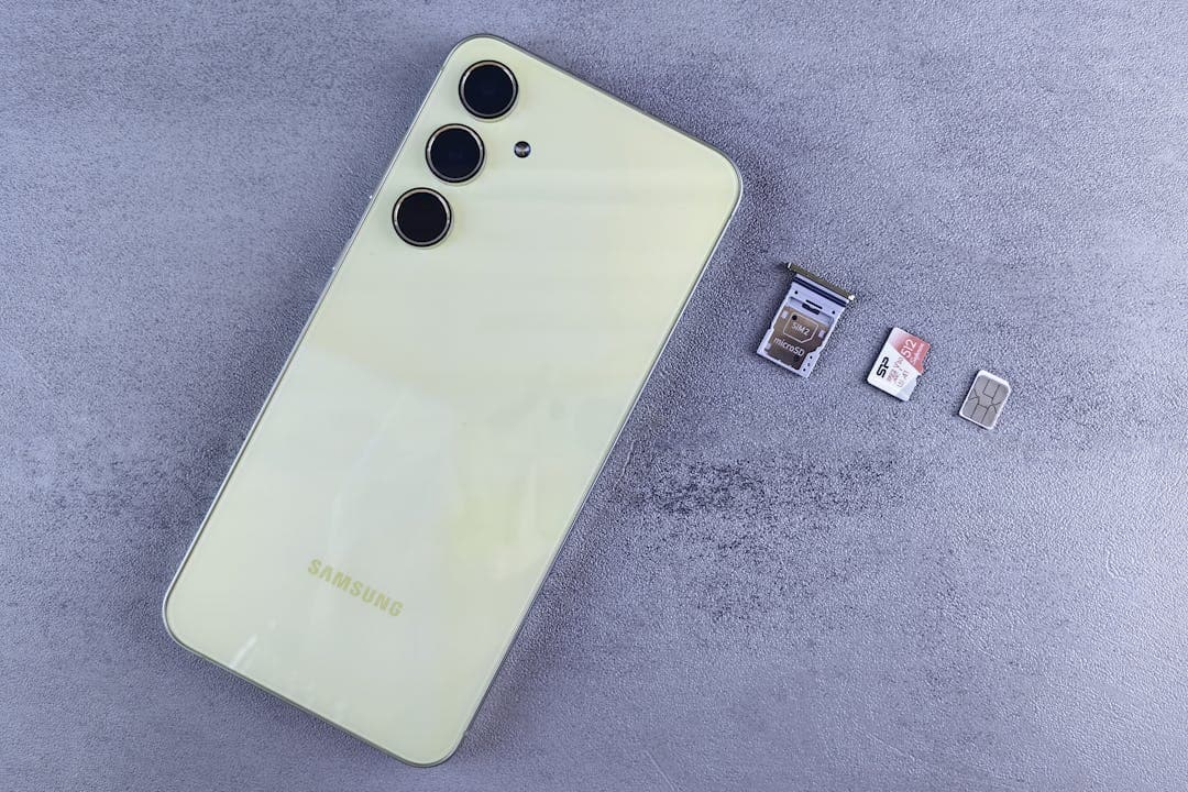 SIM, 마이크로SD 카드, 트레이가 나란히 배열된 삼성 스마트폰