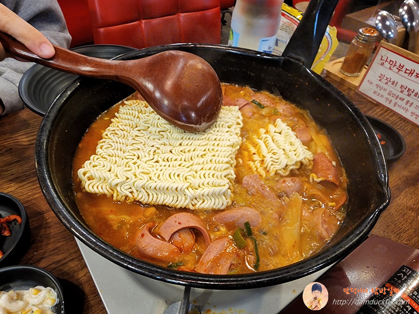 낭만부대찌개 라면사리 넣기