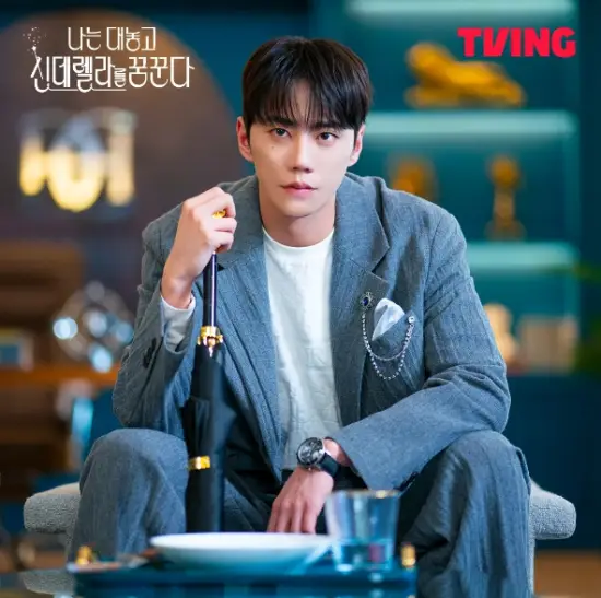 우산을-들고있는-문차민