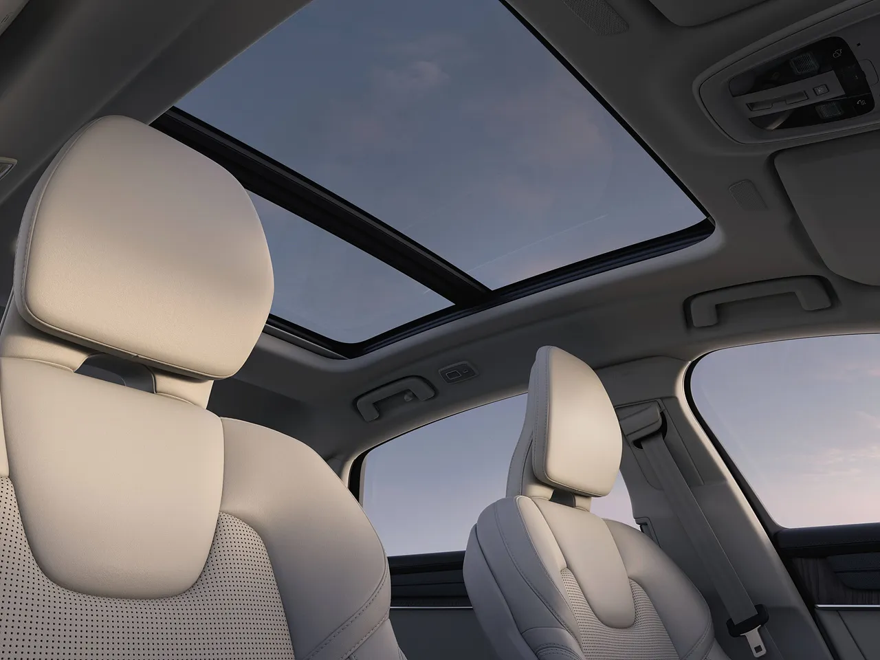 볼보 S90 플러그인 하이브리드 차량 이미지