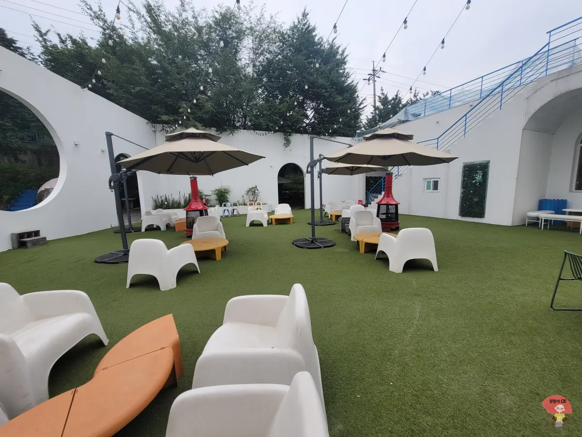 강원도-홍천-카페-테샤로바-야외에-설치해둔-티테이블과-파라솔들