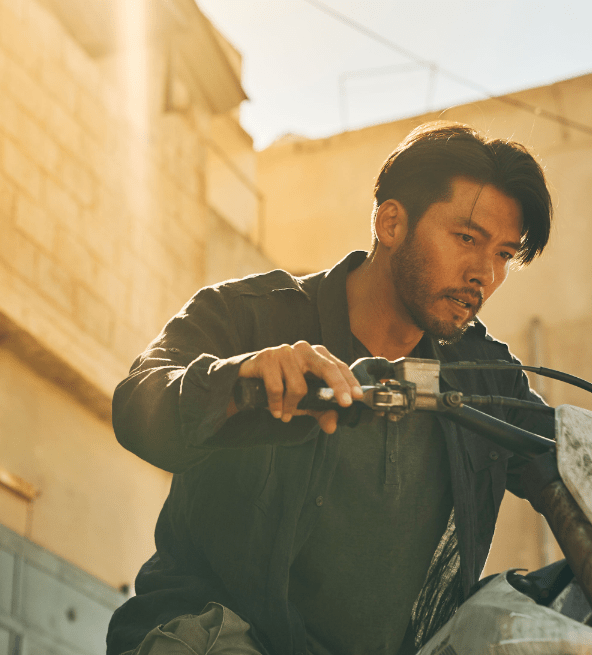 영화-교섭-주인공-대식이-오토바이-타고-있는-모습