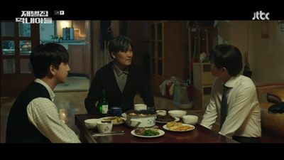 어머니의 제삿날 아버지와 남동생과 밥을 먹으며 이야기 하고 있는 사진입니다.