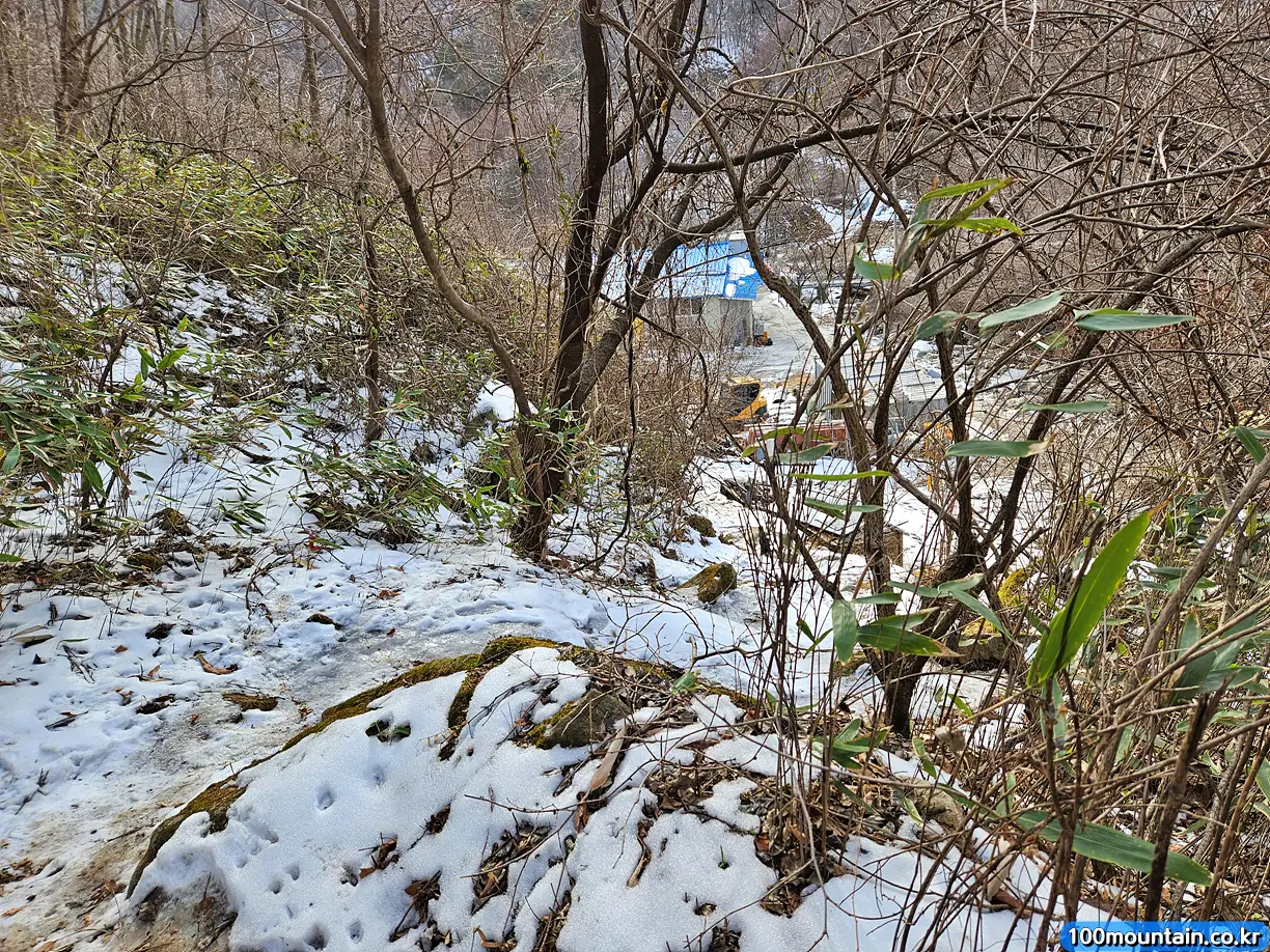 꽁꽁 얼은 등산로